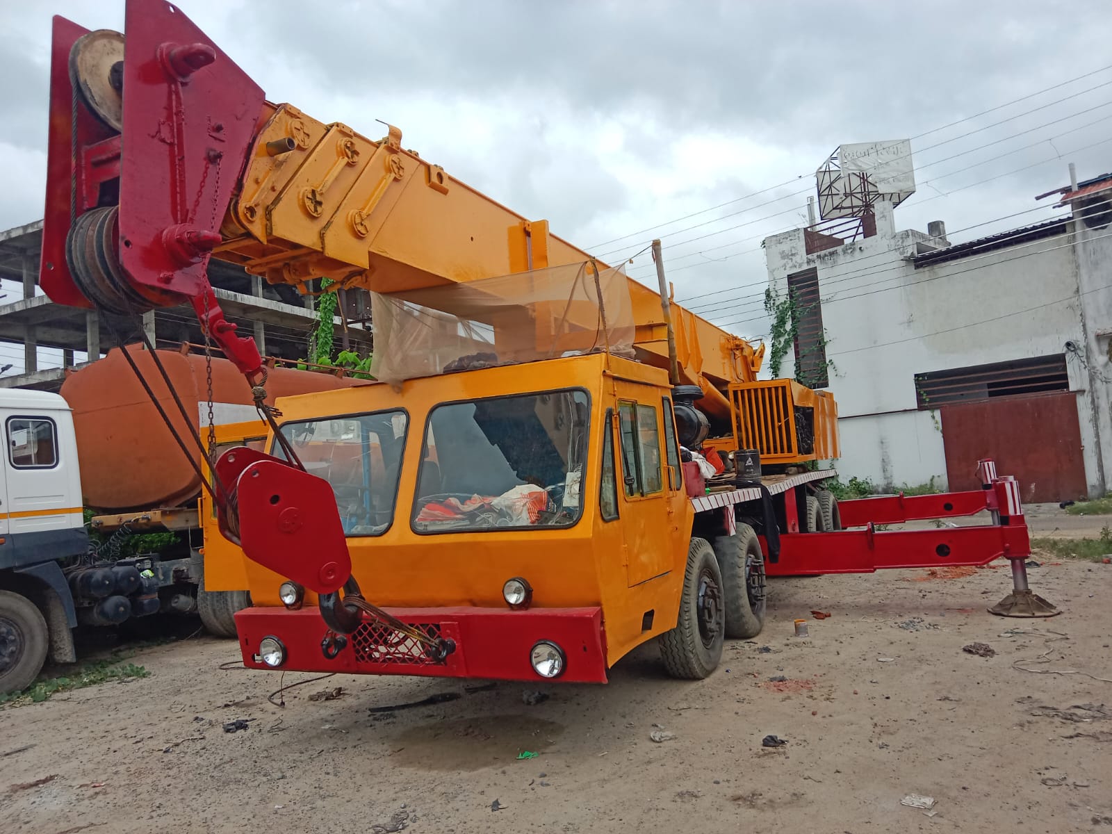 Mobile crane rental service